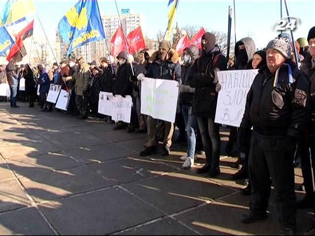 Євромайдан на Троєщині: активісти пікетували Деснянську райдержадміністрацію Євромайдан на Троєщині: активісти пікетували Деснянську райдержадміністрацію