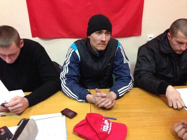 Самооборона Майдана передала трех задержанных силовиков их командиру под расписку (Фото) Самооборона Майдана передала трех задержанных силовиков их командиру под расписку (Фото)