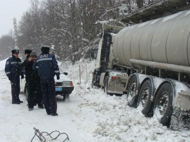 За минулу добу рятувальники звільнили 50 автомобілів зі снігової пастки 