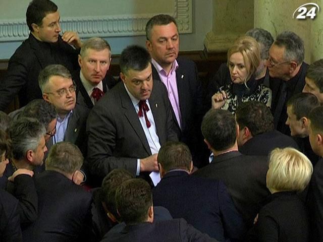 Опозиція планує сьогодні повернути Конституцію 2004 року Опозиція планує сьогодні повернути Конституцію 2004 року