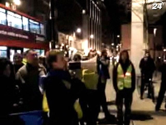 Украинцы пикетировали квартиры Ахметова и Фирташа в Лондоне Украинцы пикетировали квартиры Ахметова и Фирташа в Лондоне