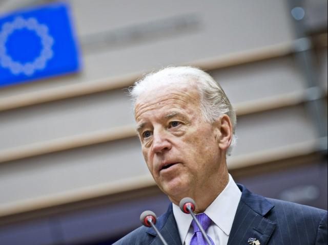 Вице-президент США в очередной раз попросил Януковича убрать силовиков с улиц Вице-президент США в очередной раз попросил Януковича убрать силовиков с улиц