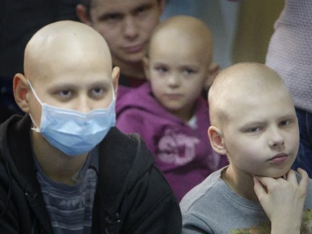 В Минздраве говорят, что из-за Януковича не приказывали больным детям снимать маски (Фото)