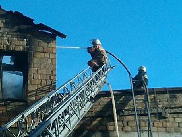 50 рятувальників гасять пожежу в офісному центрі в Києві 50 рятувальників гасять пожежу в офісному центрі в Києві