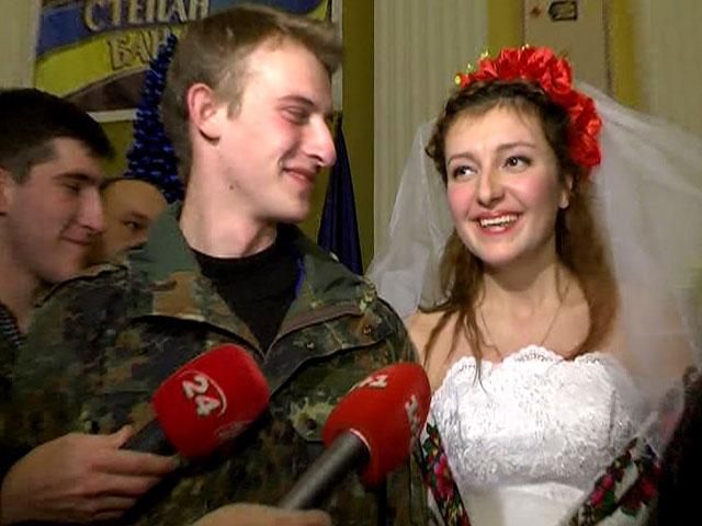В Киевсовете состоялось венчание "революционной" пары