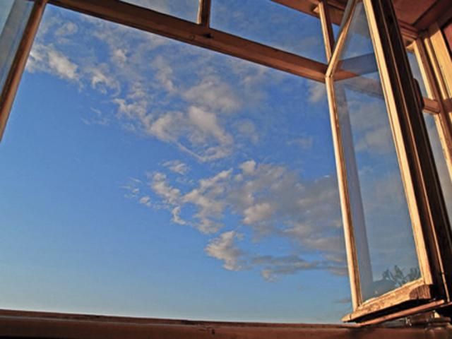 У Києві школярка викинулася з вікна У Києві школярка викинулася з вікна