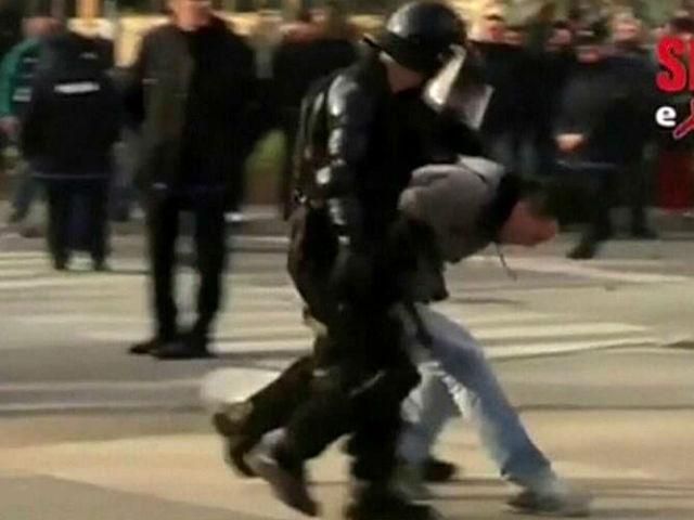 В Боснії під час демонстрацій постраждали півсотні людей В Боснії під час демонстрацій постраждали півсотні людей