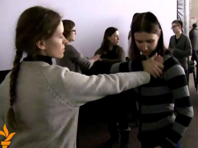 На Майдане сформировали "женскую сотню" На Майдане сформировали "женскую сотню"