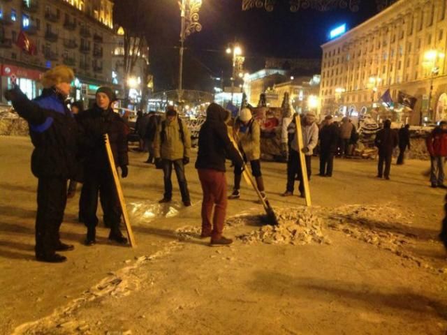 На Майдане организуют субботник