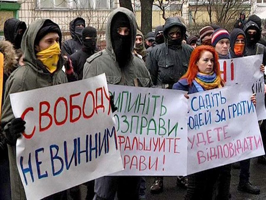 Активісти Майдану пікетували ГПУ з вимогою звільнити арештантів Активісти Майдану пікетували ГПУ з вимогою звільнити арештантів