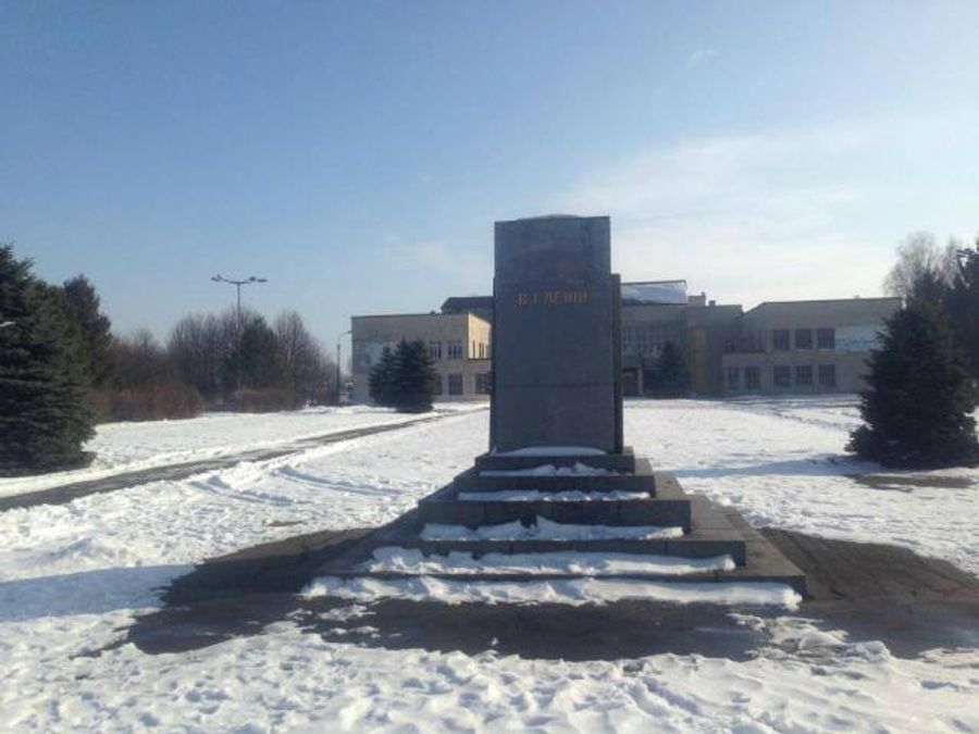 В Хмельницкой области пропал памятник Ленину (Фото) В Хмельницкой области пропал памятник Ленину (Фото)