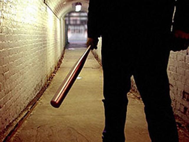 У Києві біля метро "Хрещатик" невідомі двічі побили юнака У Києві біля метро "Хрещатик" невідомі двічі побили юнака