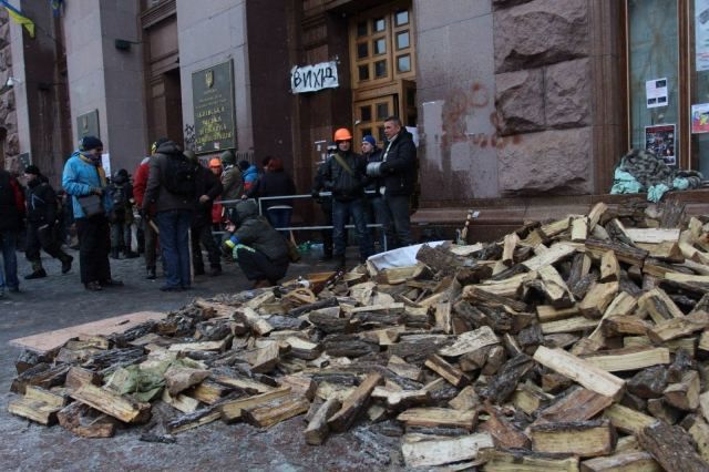 Молодики спортивної зовнішності хочуть розібрати барикади під КМДА Молодики спортивної зовнішності хочуть розібрати барикади під КМДА