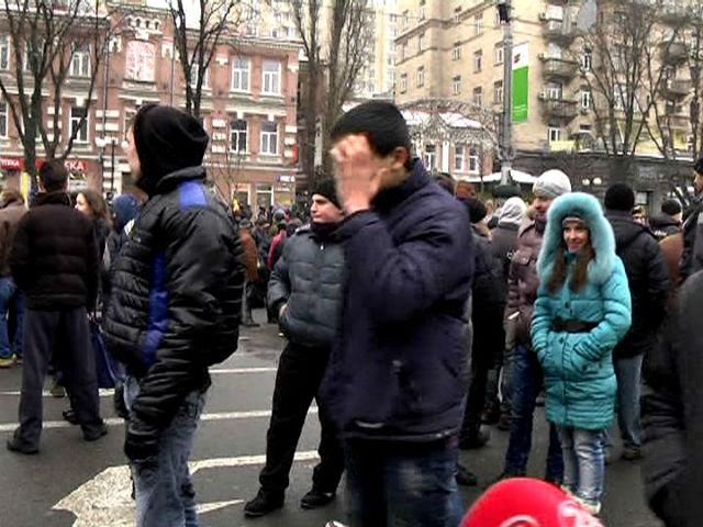 Подія дня. Спортсмени та антимайданівці прийшли "поприбирати" на Хрещатику Подія дня. Спортсмени та антимайданівці прийшли "поприбирати" на Хрещатику