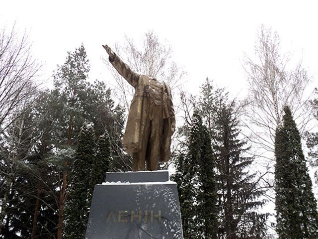 Милиция открыла уголовное производство из-за обезглавленного Ленина на Полтавщине Милиция открыла уголовное производство из-за обезглавленного Ленина на Полтавщине