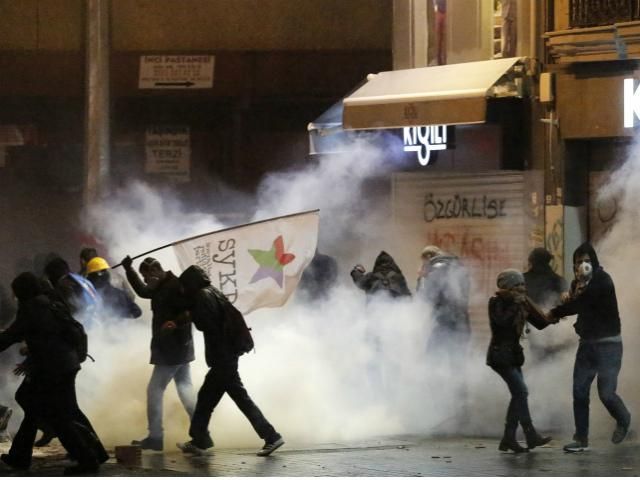 У Стамбулі противників цензури знову розігнали водометами та сльозогінним газом 