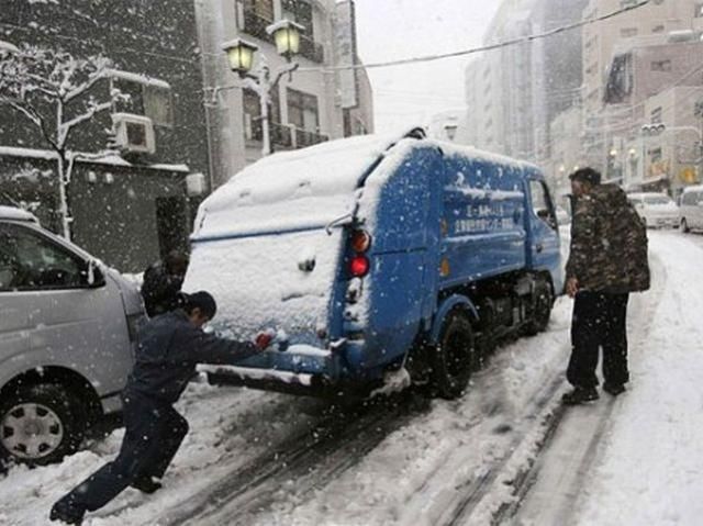 У Японії через аномальні снігопади за добу загинуло сім осіб 