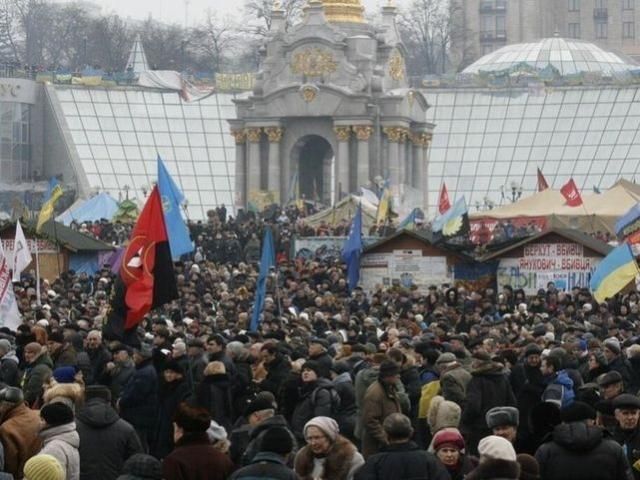 На десятое вече на Майдане пришли более 50 тысяч человек, — "Батькивщина"