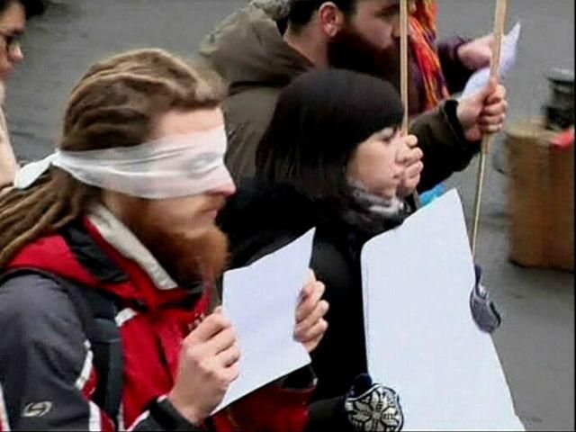 Активісти із зав'язаними очима закликали ЄС не замовчувати події в Україні Активісти із зав'язаними очима закликали ЄС не замовчувати події в Україні