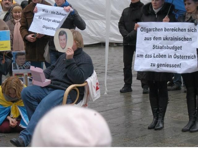 В Вене устроили флеш-моб "Осуждение кровавого диктатора" (Фото)