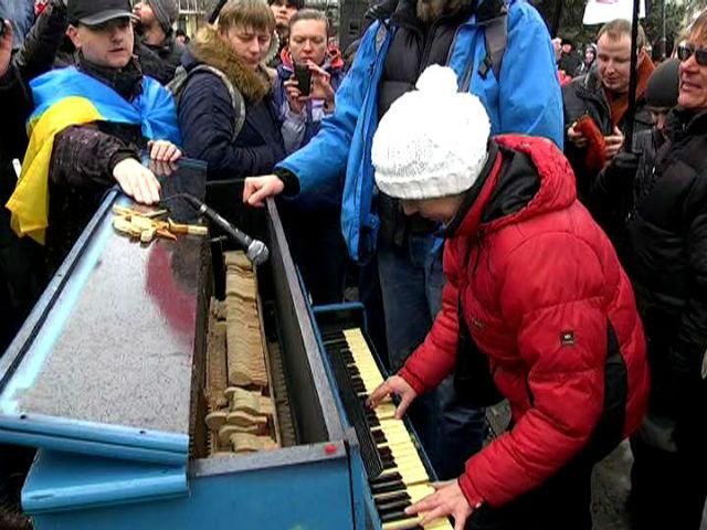 На луганському Євромайдані також поставили піаніно