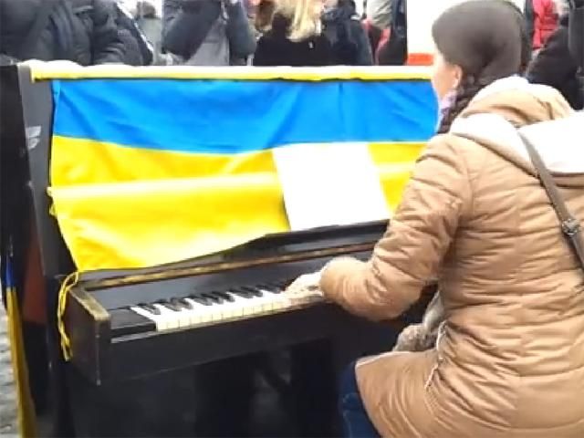 Харківські євромайданівці зіграли місцевим чиновникам на піаніно (Відео)
