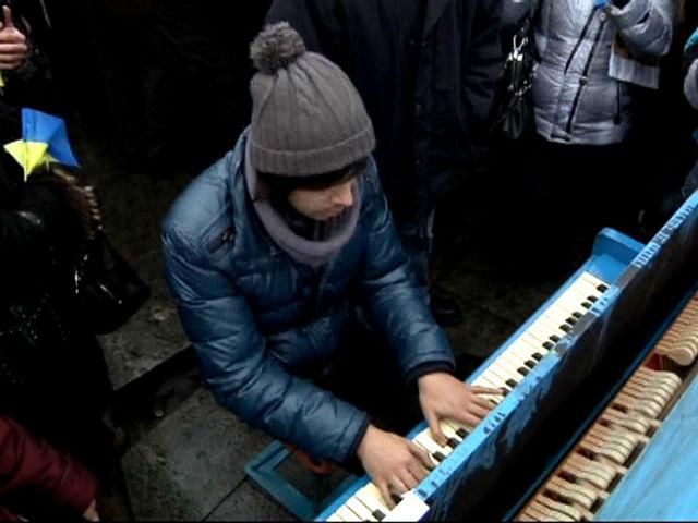 Евромайдан в Запорожье: более 2000 активистов и сине-желтое пианино