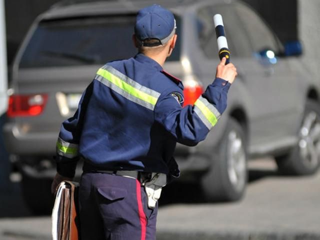 ДАІ затримала львівський бус, який віз ліки на Майдан ДАІ затримала львівський бус, який віз ліки на Майдан