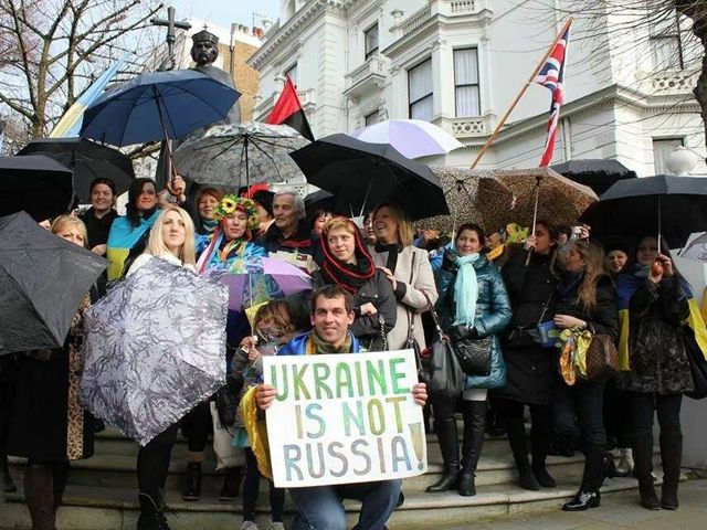 Євромайдани Лондона і Валенсії підтримали українців і російський канал "Дождь" (Фото)