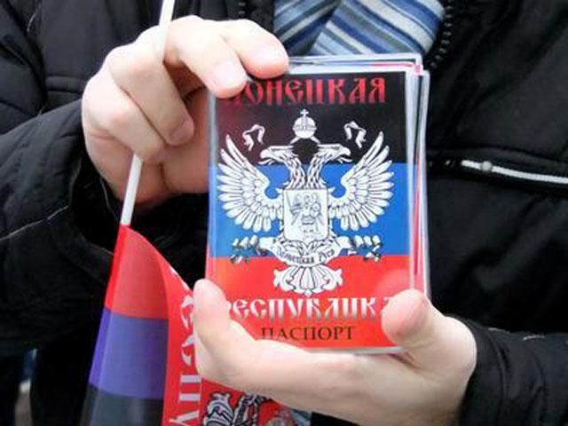 На Донбассе людям раздали паспорта Донецкой республики (Фото. Видео)