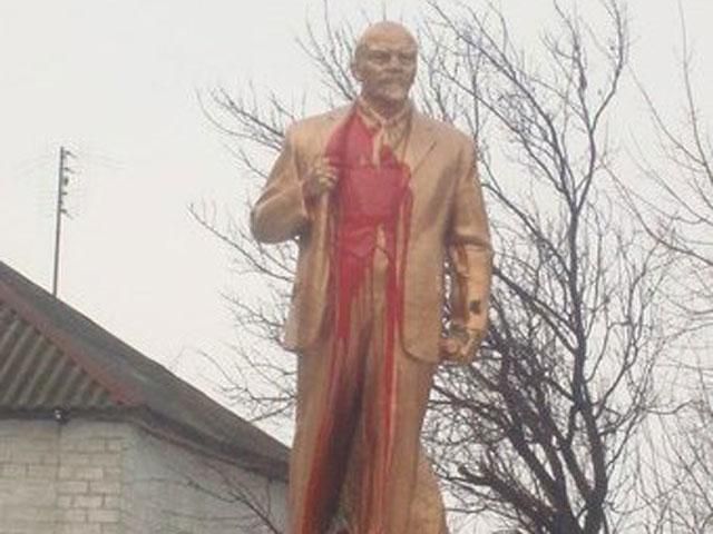 У Борисполі Леніна облили червоною фарбою У Борисполі Леніна облили червоною фарбою