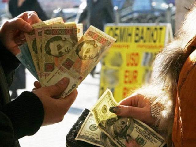Українці масово скуповують валюту: у січні купили валюти на 658 мільйонів більше, ніж продали
