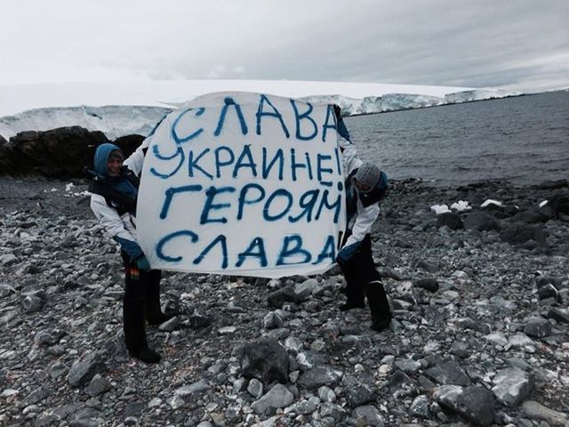 Українські мандрівниці підтримали Євромайдан з Антарктиди 