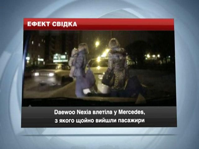 Daewoo влетел в Mercedes, из которого выходили пассажиры с ребенком