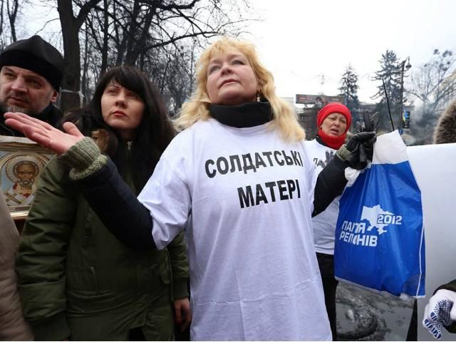 Женщины с пакетами ПР пошли защищать солдат на Грушевского (Фото)
