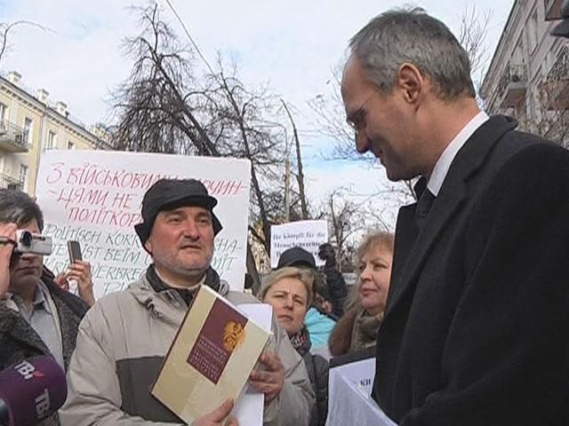 Українська інтелігенція пікетувала посольства Австрії та Німеччини Українська інтелігенція пікетувала посольства Австрії та Німеччини