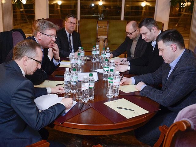 Опозиція обговорила з Фюле новий склад Кабміну і Конституцію Опозиція обговорила з Фюле новий склад Кабміну і Конституцію