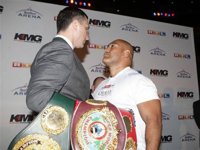 Кличко виграв дуель поглядів із майбутнім суперником Леапаї (Фото) Кличко виграв дуель поглядів із майбутнім суперником Леапаї (Фото)