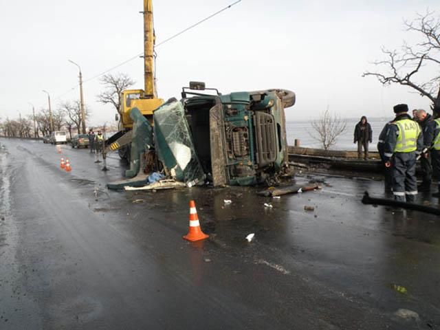 У Миколаєві на мості перекинулася вантажівка: є постраждалі (Фото)