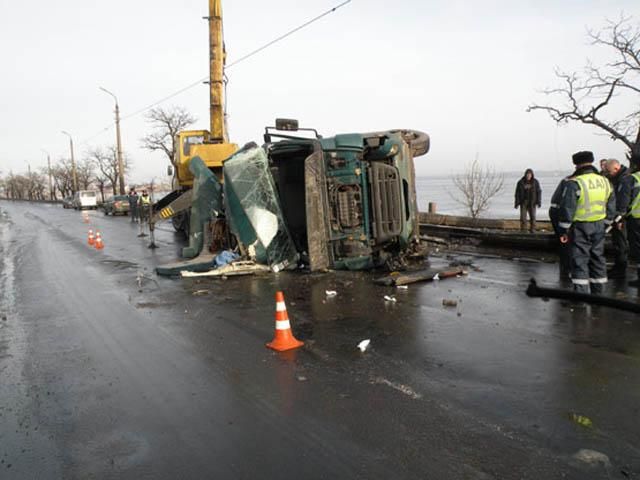 В Николаеве на мосту перевернулся грузовик: есть пострадавшие (Фото)