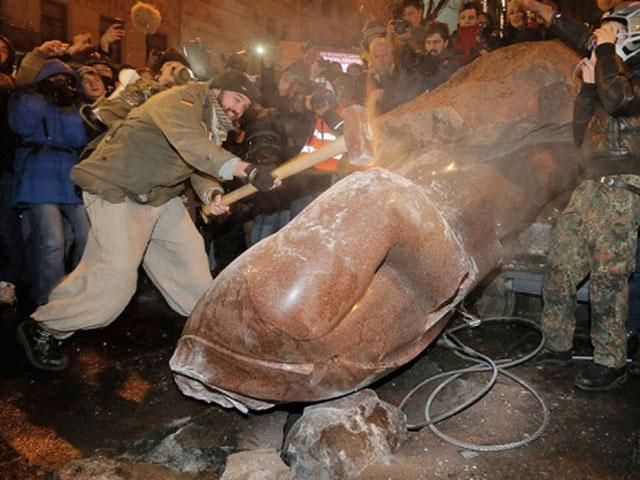 На місці поваленого пам’ятника Леніну у столиці можуть поставити… Леніна На місці поваленого пам’ятника Леніну у столиці можуть поставити… Леніна