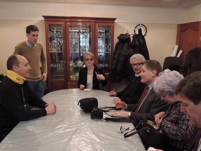 Делегація НАТО побувала в парламенті і на барикадах (Фото) Делегація НАТО побувала в парламенті і на барикадах (Фото)