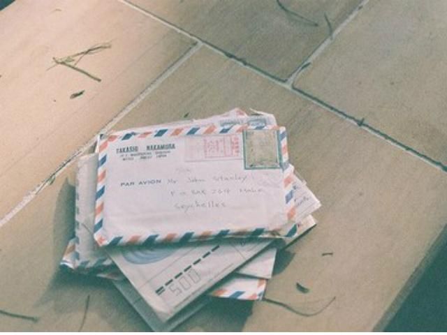 Активістка організовує пошту Євромайдану Активістка організовує пошту Євромайдану