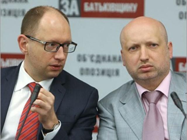 Яценюка и Турчинова после посещения Тимошенко облили зеленкой