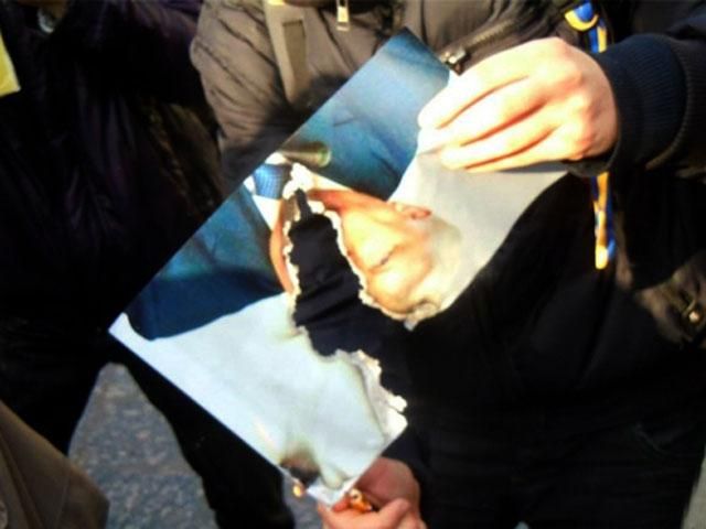 За спалення фото Захарченка і Пшонки активістам "світить" стаття За спалення фото Захарченка і Пшонки активістам "світить" стаття