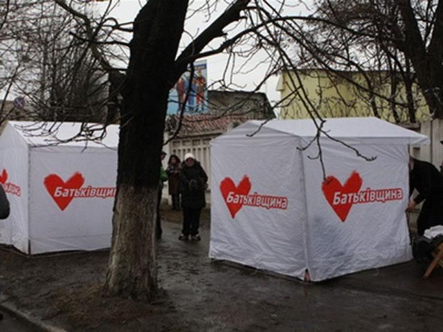 Неизвестные напали на приемные оппозиционеров прямо под Управлением МВД Неизвестные напали на приемные оппозиционеров прямо под Управлением МВД