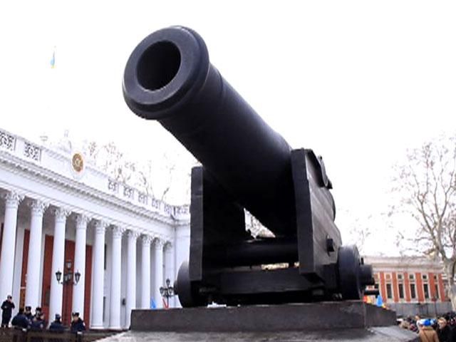 В Одесі опозиція кинула на штурм мерії іграшкові танки та авіацію