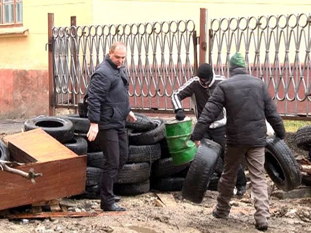 У Львові пікетувальники укріпили барикади біля військової частини
