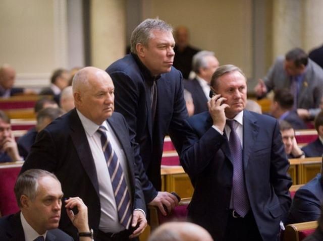 Регіонали просять в Януковича про прем'єра з Партії регіонів Регіонали просять в Януковича про прем'єра з Партії регіонів