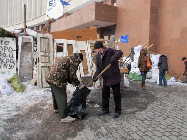 В Івано-Франківську протестувальники зміцнюють охорону ОДА 
